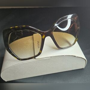 Authentic Prada Oversized Tortoise Sunglasses And Case✨Made in Italy
